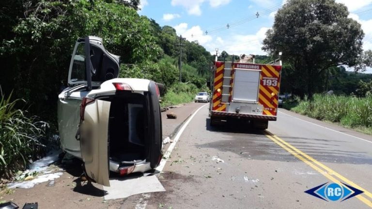 Veículo sai da pista e capota na SC-150, em Ouro