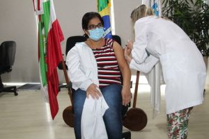 Primeira joaçabense recebe a vacina do Covid-19