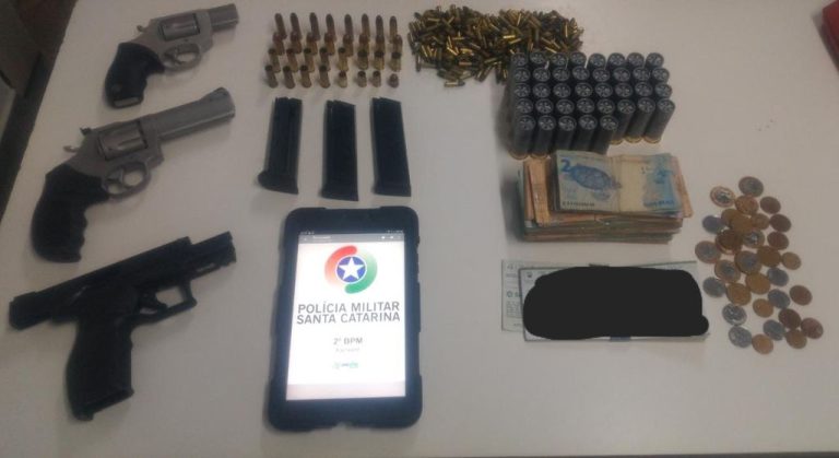 Trio é preso no Oeste com armas, centenas de munições e mais de R$ 29 mil