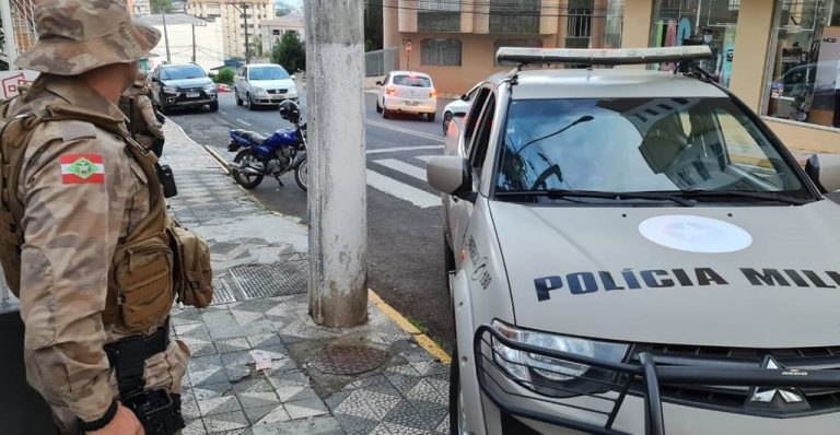 Motociclista ultrapassa viatura da PM em local proibido no centro de Joaçaba e é detido