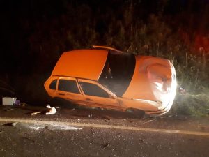 Carro com placas de Joaçaba capota na BR-282