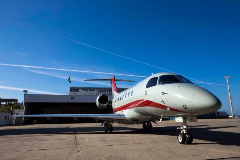 Avião “laboratório voador” da Força Aérea Brasileira sobrevoa Joaçaba