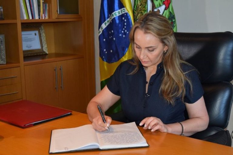 Governadora Daniela Reinehr toma posse oficialmente em Florianópolis