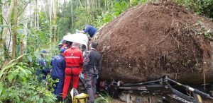 Pedra gigante cai sobre tratorista e ele espera 6h por resgate em SC