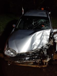 Colisão entre automóvel e caminhão deixa mulher ferida na BR-282