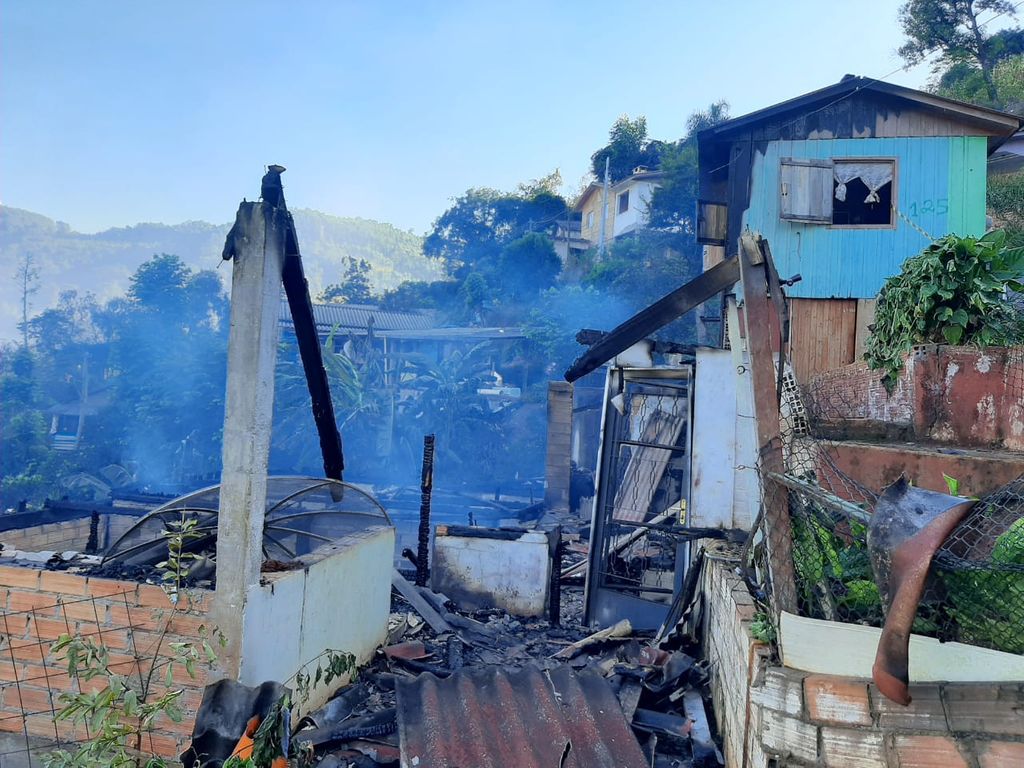 Casa de dois pisos é destruída pelo fogo em Seara