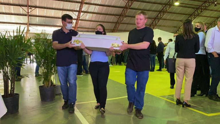 Forte comoção marca despedida das vítimas do ataque em creche de SC
