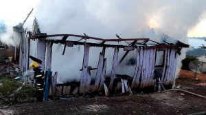 Tragédia: Pai, mãe e filhos morrem carbonizados em incêndio no Oeste