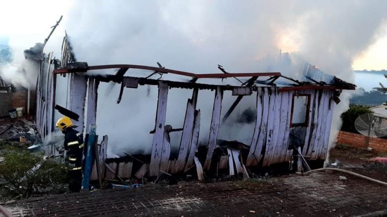 Tragédia: Pai, mãe e filhos morrem carbonizados em incêndio no Oeste