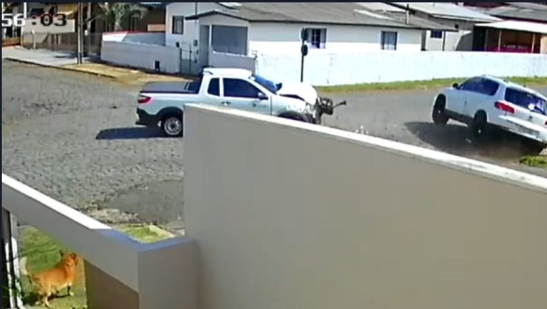 Assista! Câmera flagra colisão violenta entre veículos