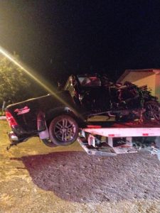 Carro fica destruído após colidir em árvore