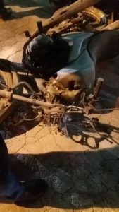 Asssita! Vídeo flagra explosão após batida entre duas motos em SC
