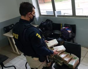 PRF flagra cerca de 26 kg de maconha e skunk em ônibus na BR 480 em Chapecó