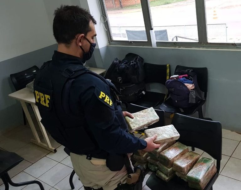 PRF flagra cerca de 26 kg de maconha e skunk em ônibus na BR 480 em Chapecó