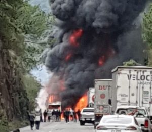 Caminhão pega fogo na BR-153