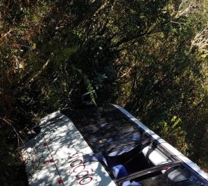 Micro-ônibus cai em ribanceira na Serra de SC