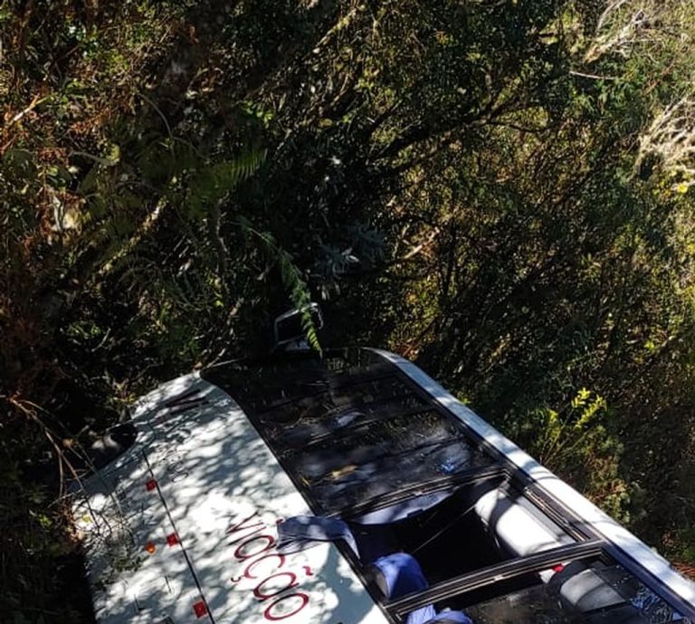 Micro-ônibus cai em ribanceira na Serra de SC