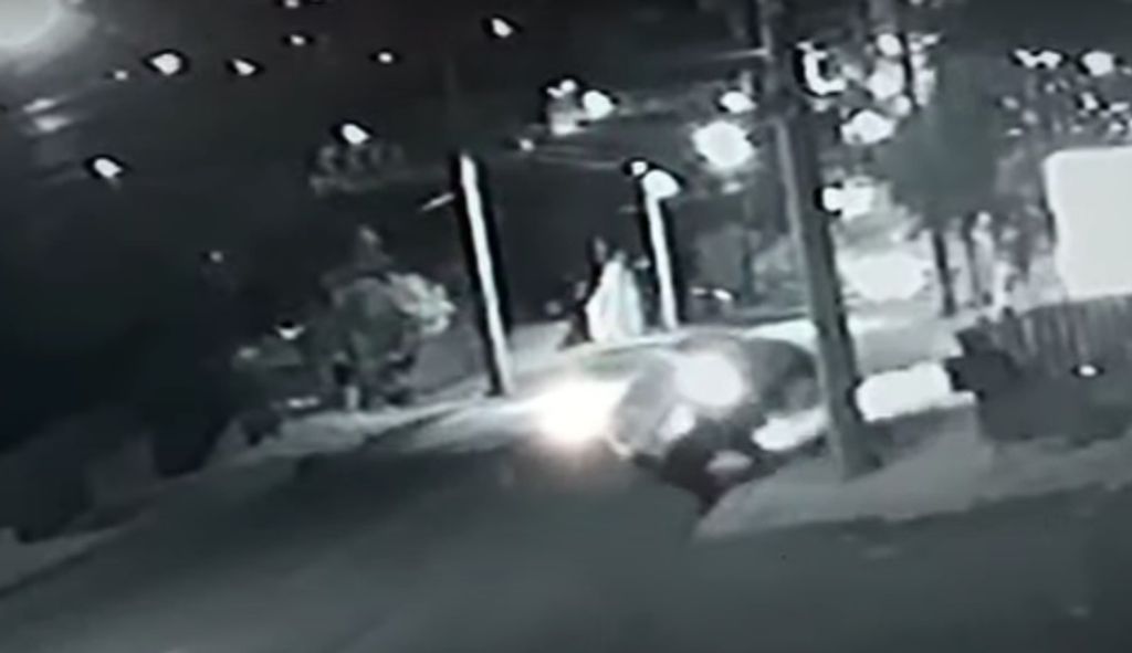 Vídeo: Uno tomba, vira e motorista segue viagem em Caçador