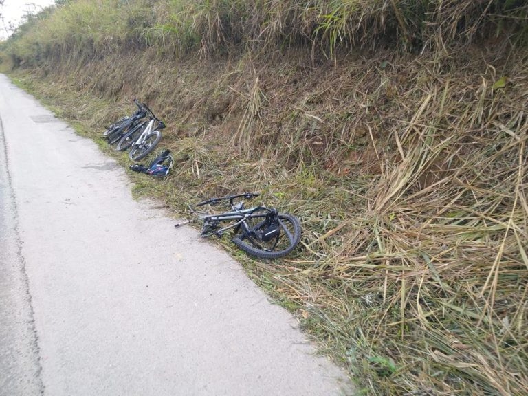 Carro invade pista contrária e atinge ciclistas que transitavam pelo acostamento