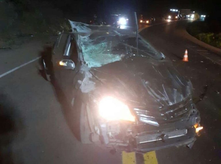 Capotamento provoca morte e deixa outras três pessoas com ferimentos na BR-282