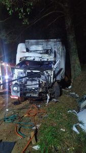 Saída de pista com choque em árvore deixa motorista ferido na BR-282 em Vargem Bonita