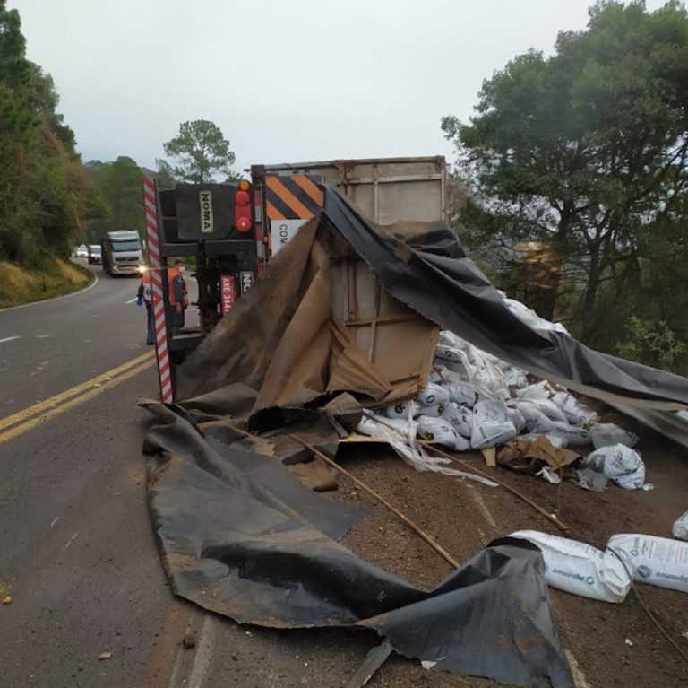 Carreta tomba na BR 282 em Catanduvas