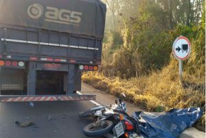 Motociclista morre ao bater em caminhão parado na rodovia
