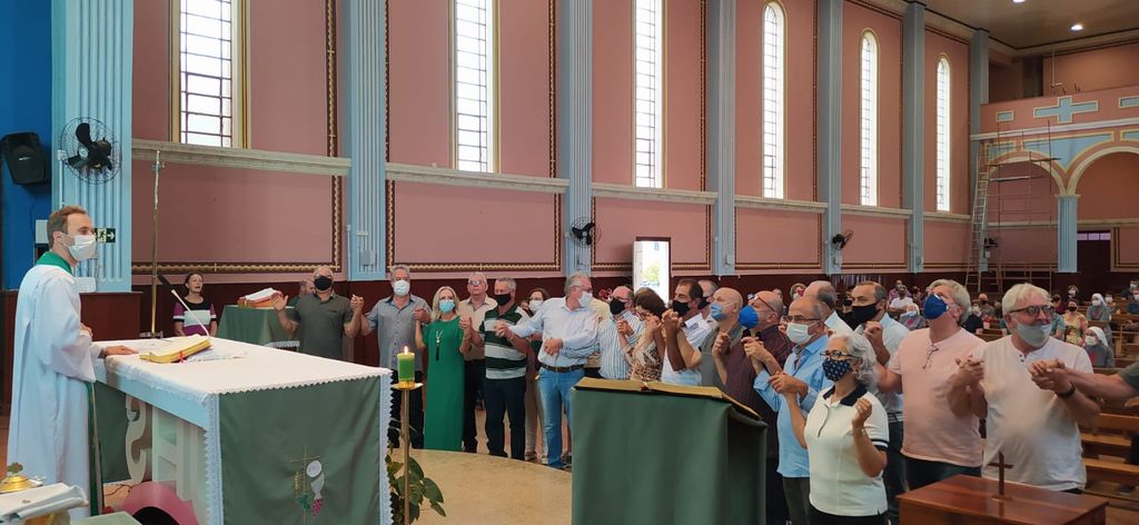 Grupo de amigos se reencontra após 48 anos e celebra amizade da época de colégio