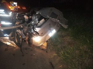 Colisão entre veículos de passeio e ônibus deixa dois mortos em Videira