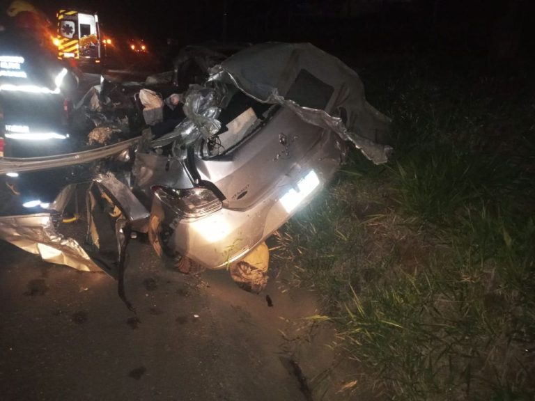 Colisão entre veículos de passeio e ônibus deixa dois mortos em Videira