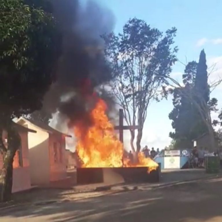 Bombeiros de Campos Novos combatem incêndio no cemitério