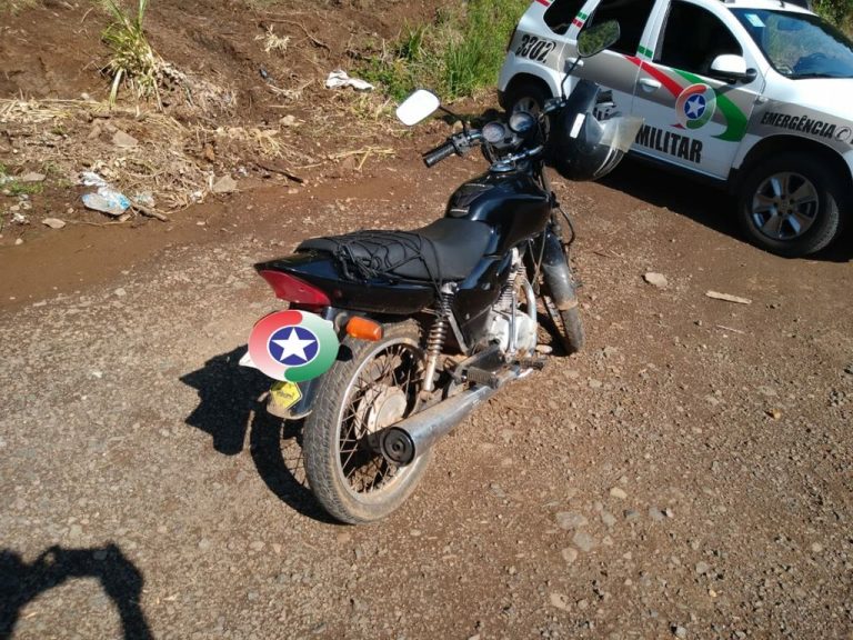 PM cumpre mandado de prisão, apreende entorpecente e recupera moto furtada