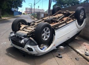 Tampa de bueiro ergue e provoca acidente em Joaçaba