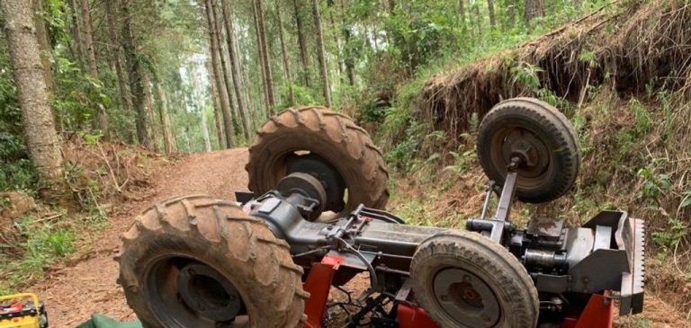 Homem tem perna esmagada após trator tombar