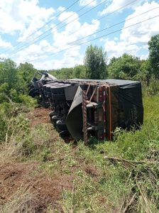 Homem morre após caminhão sair da pista na SC-355