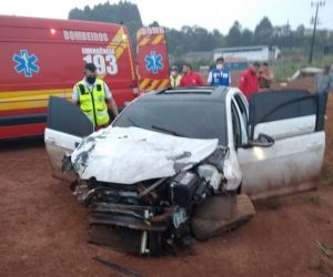 Carro destrói ponto de ônibus em acidente na SC-120
