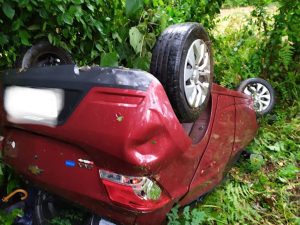 Veículo sai da pista e capota na BR-282