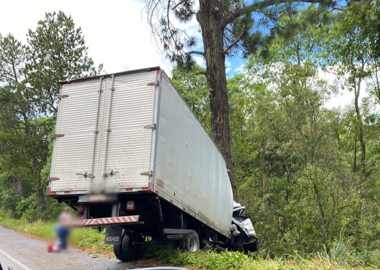 Uma pessoa morreu e outra fica gravemente ferida em acidente na BR-282