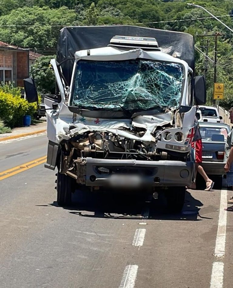 Colisão traseira entre caminhões deixa um ferido em Lacerdópolis