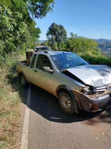Colisão traseira envolvendo veículo e caminhão é registrada na SC-155