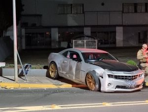 Camaro se envolve em acidente no centro de Joaçaba