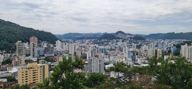 Segunda e terça-feira com temporais devido a uma frente fria em SC
