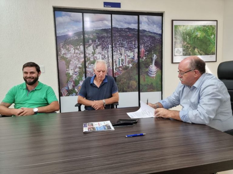 Joaçaba assina ordem de serviço para a segunda etapa do projeto de instalação de brinquedos acessíveis