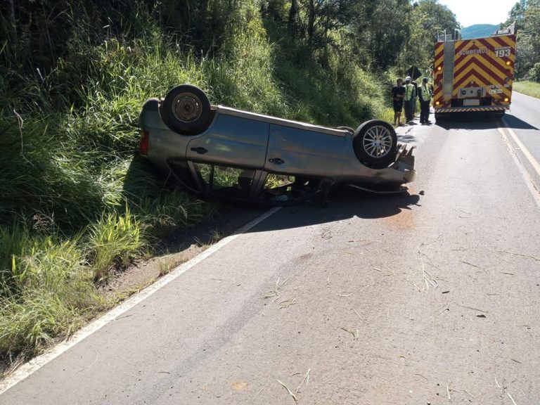 Veículo capota em acidente no município de Iomerê