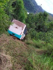 Micro-ônibus sai da pista e desce ribanceira