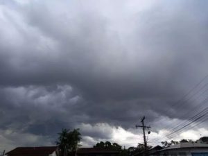 Avanço de duas frentes frias traz nuvens e chuva no fim de semana em SC