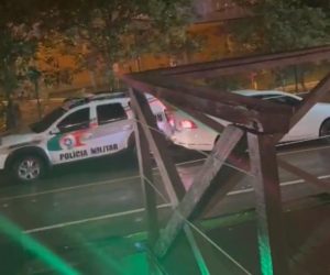 Motorista bêbado bate em viatura da PM e foge em Joaçaba