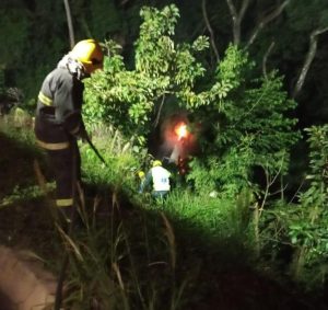 Dois ficam feridos após carro cair em ribanceira e pegar fogo nas margens da BR-282