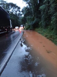 Desmoronamento e queda de árvore na SC 453 entre Luzerna e Ibicaré