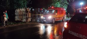 Carreta tomba na BR 282 em Vargem Bonita